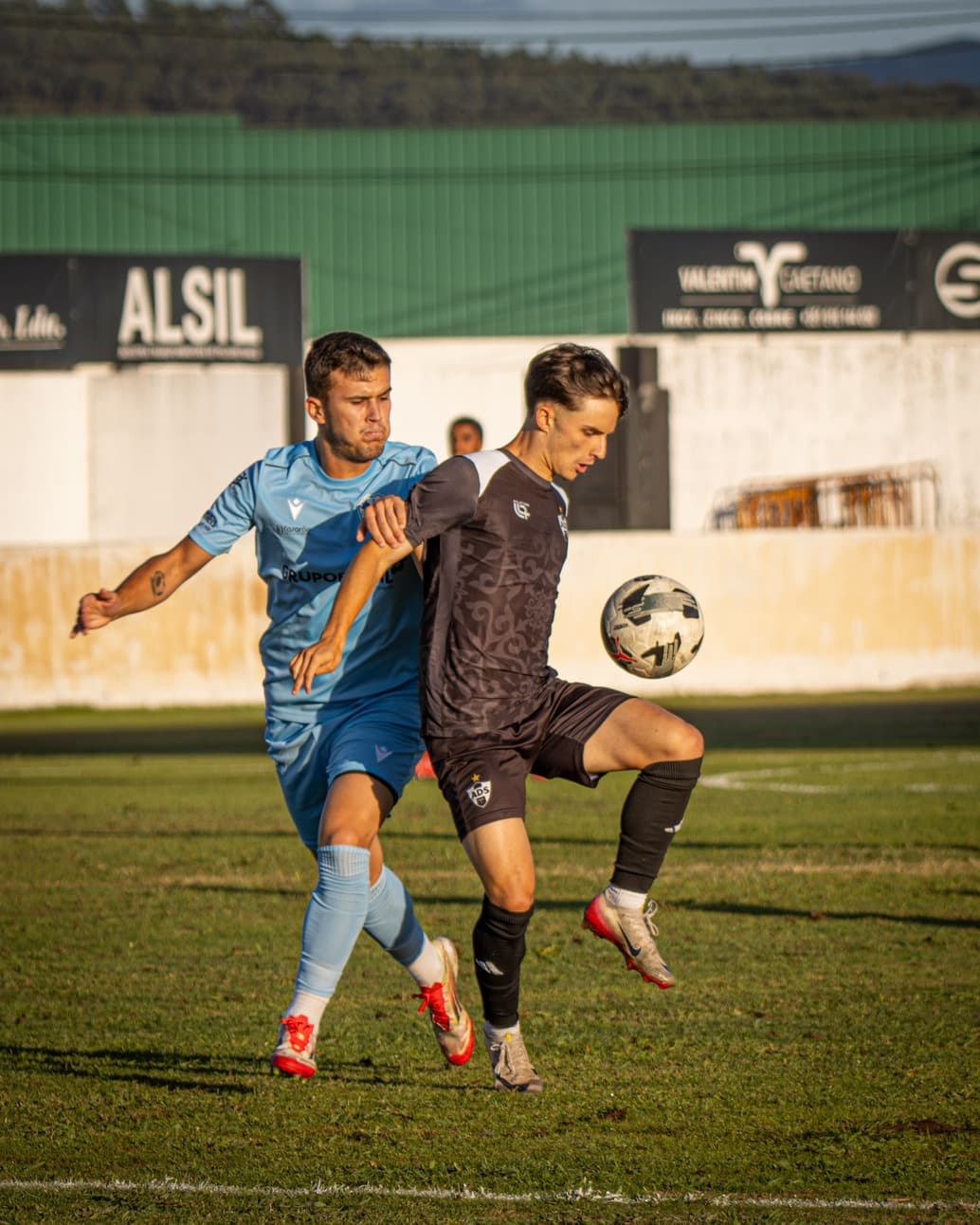 Jogadores em ação no relvado