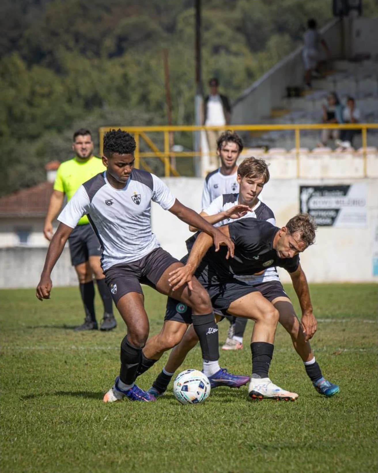 Disputa de bola entre jogadores em dia de jogo