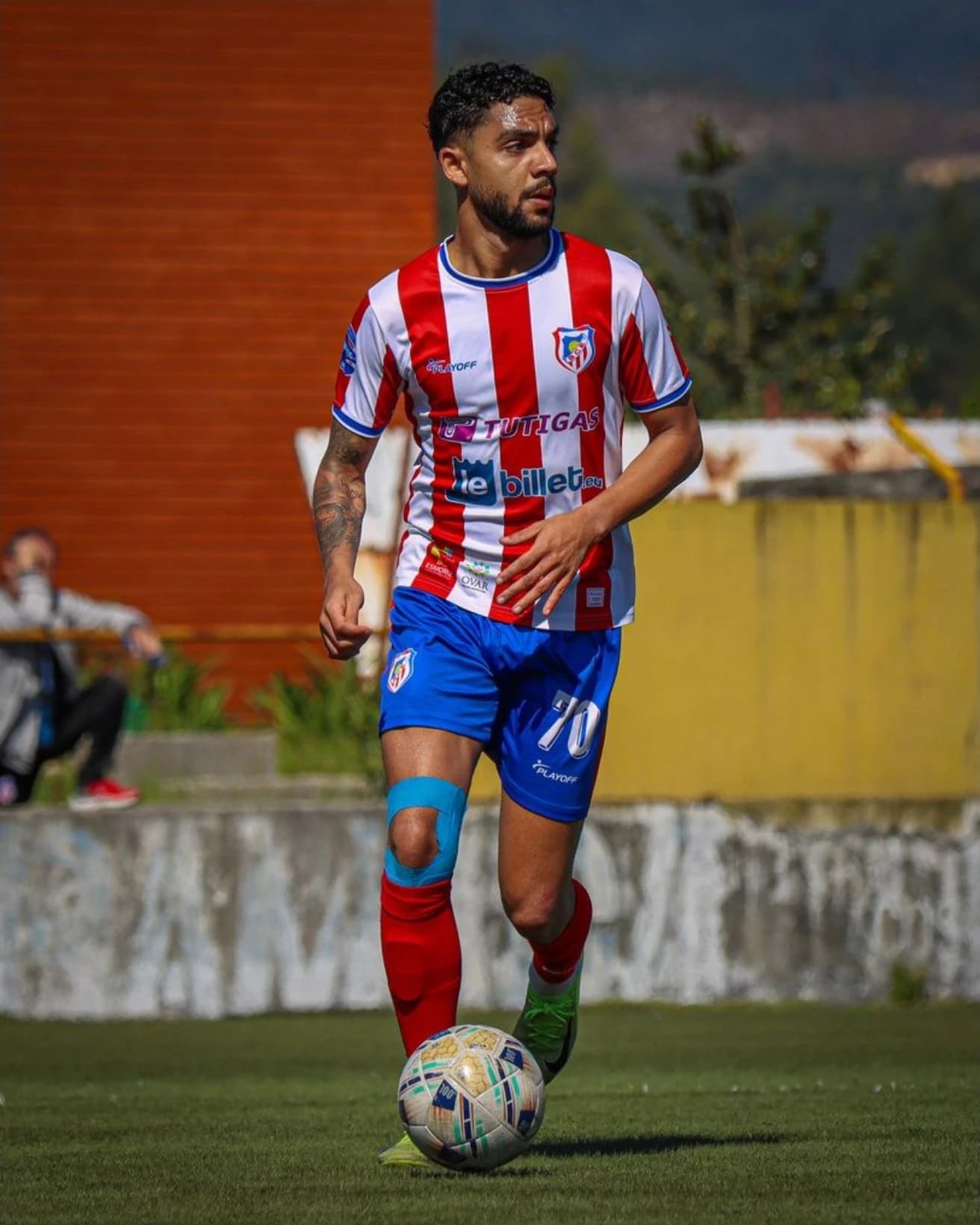 Jogador com equipamento às riscas vermelhas e brancas