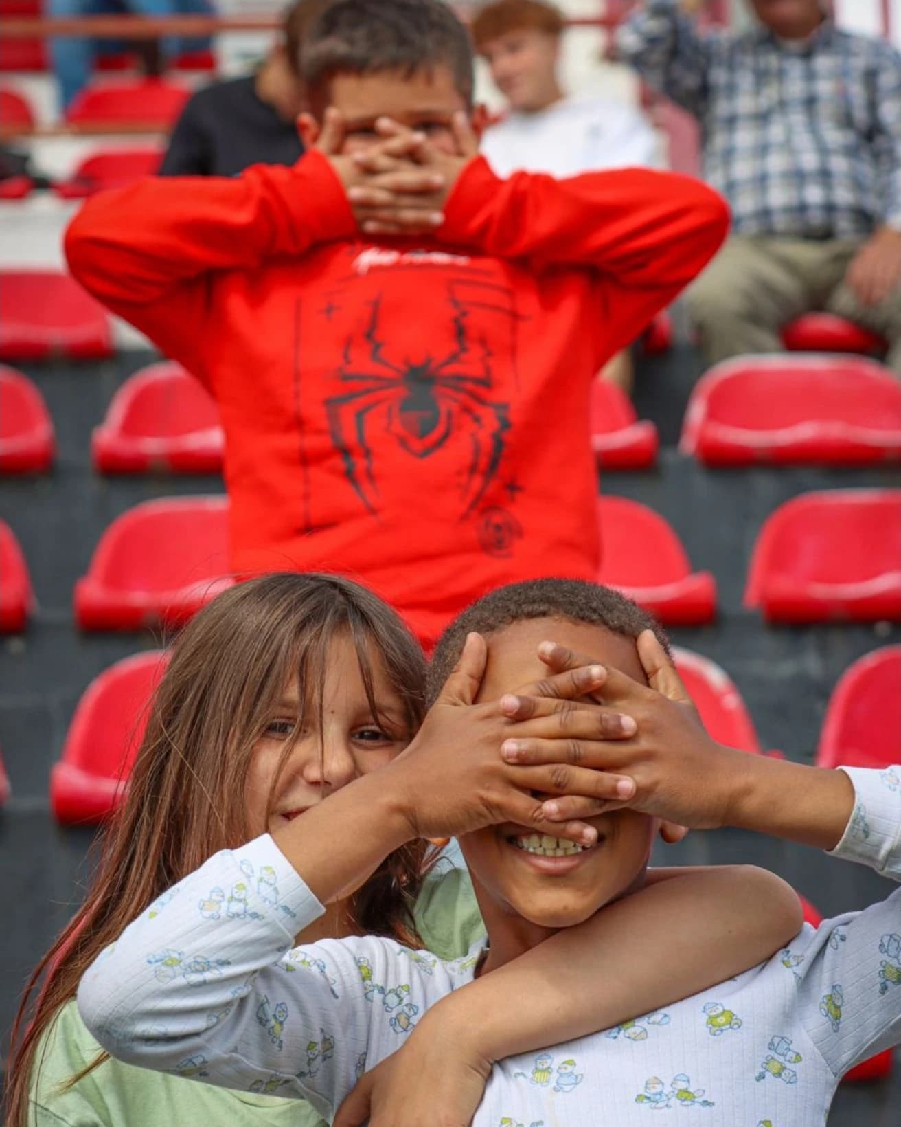 Adeptos na bancada durante o jogo