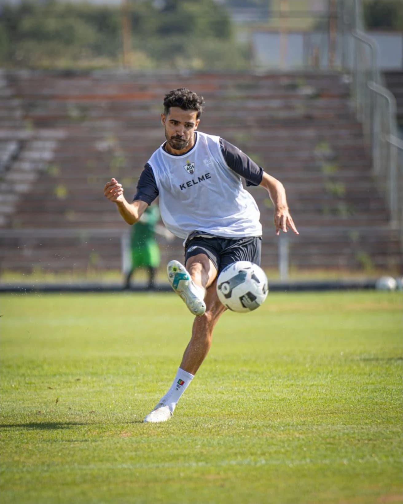 Jogador a controlar a bola durante o treino