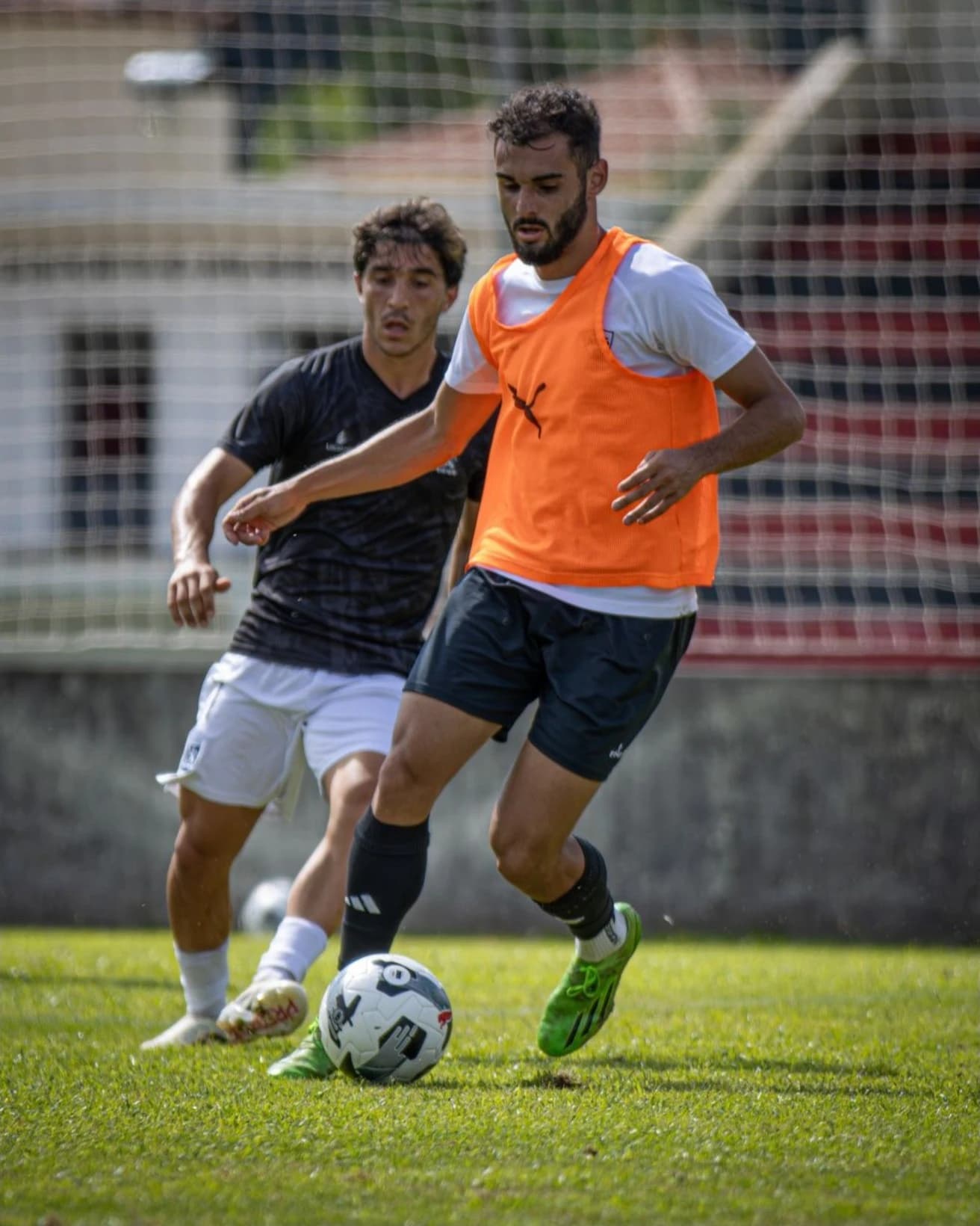 Disputa de bola junto à baliza durante o treino
