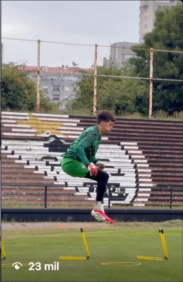 Frame de vídeo de treino com um guarda-redes no campo